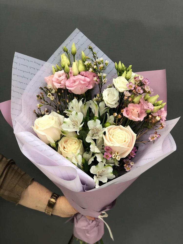 Букет цветов из: Альстромерии, Розы и Лизиантусы в Малке