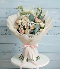 Букет цветов из:  Розы и Лизиантусы в Малке