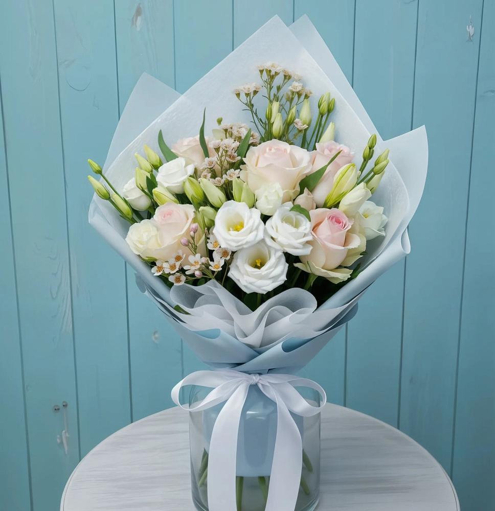 Букет цветов из: Розы и Лизиантусы в Малке