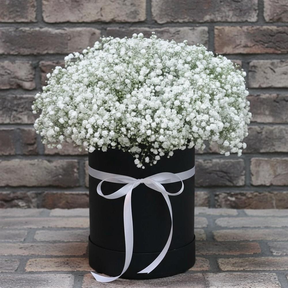 Цветочная композиция из Гипсофила в шляпной коробке в Малке