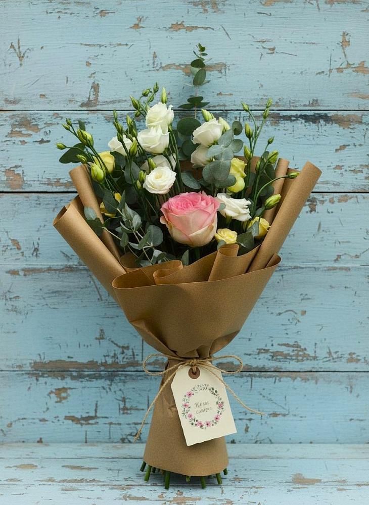 Букет цветов из: Розы и Лизиантусы в Малке