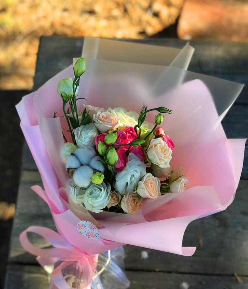 Букет цветов из: Розы и Лизиантусы в Малке