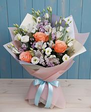 Букет цветов из:  Лизиантусы, Розы, Альстромерии и Гипсофила в Малке