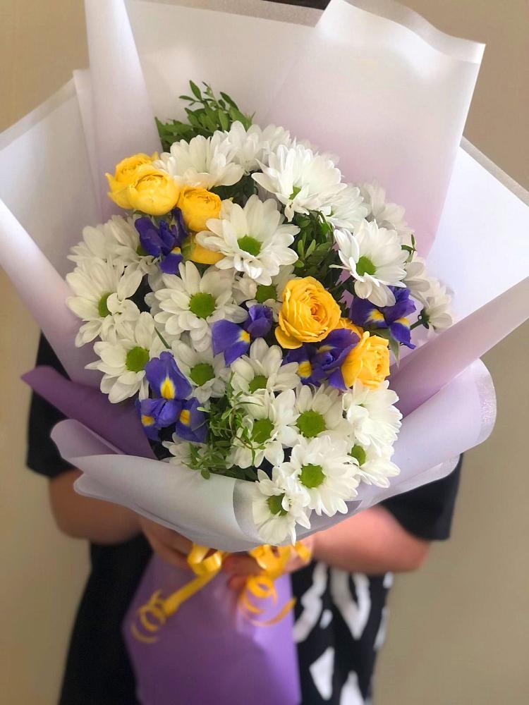 Букет цветов из: Ирисы, Хризантемы и Розы в Малке