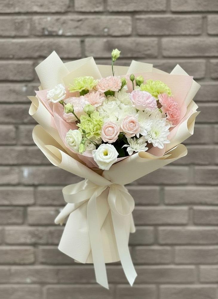Букет цветов из: Гвоздики, Розы, Лизиантусы и Хризантемы в Малке