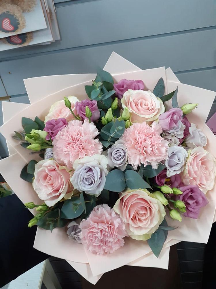 Букет цветов из: Розы, Гвоздики и Лизиантусы в Малке