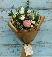 Букет цветов из:  Розы и Лизиантусы в Малке