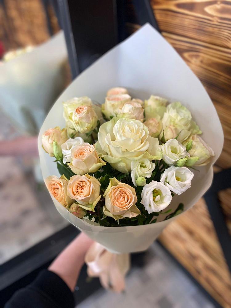 Букет цветов из: Розы и Лизиантусы в Малке